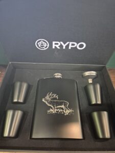 Gertuvė Rypo + 4 taurelės ( metalinė fleškutė ) su stirninu